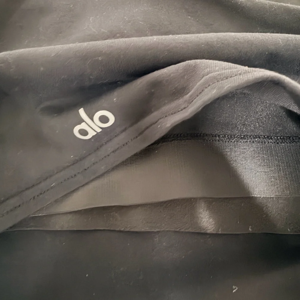 ALO Yoga Black V-Neck Sports Bra size S/P No padding